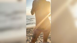 Esibizionismo al mare ragazza italiana Of
