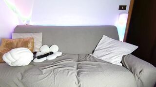 Culona con belle tettone si masturba in live