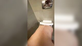 Schiava inculata con la testa nel cesso