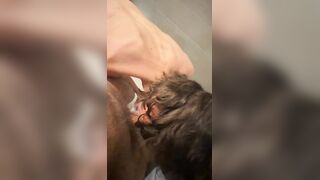 Schiava inculata con la testa nel cesso