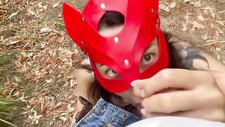 Milf italiana succhia il calippo nel parco
