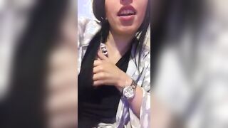 Jennifer diretta Periscope si palpa le tette