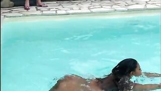 Emmanuelle Noire pisciata in faccia da tanti cazzi