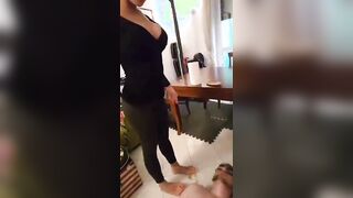 Schiavo lecca i piedi alla padrona