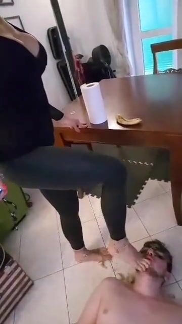 Schiavo lecca i piedi alla padrona