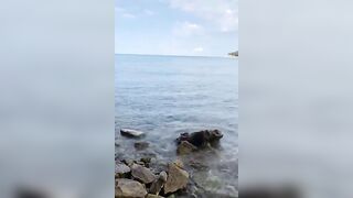 Moglie troia si masturba con dildo in spiaggia