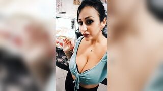 Sara eccita vecchio con le sue tettone