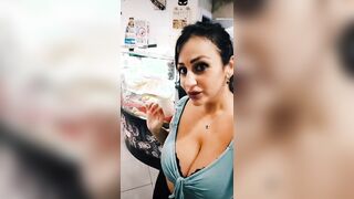 Sara eccita vecchio con le sue tettone