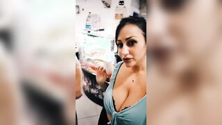 Sara eccita vecchio con le sue tettone