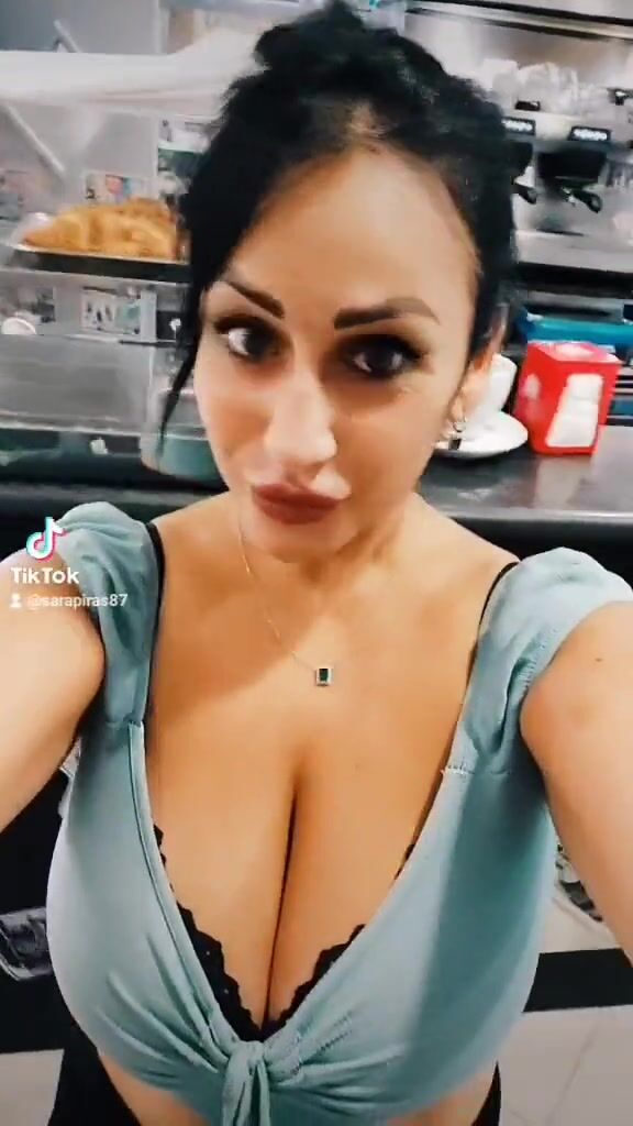 Sara eccita vecchio con le sue tettone