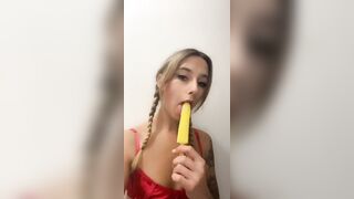 Teen succhia il ghiacciolo come un bel cazzo