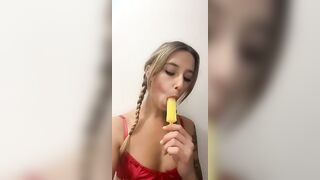 Teen succhia il ghiacciolo come un bel cazzo