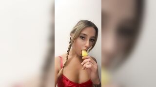 Teen succhia il ghiacciolo come un bel cazzo