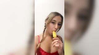 Teen succhia il ghiacciolo come un bel cazzo