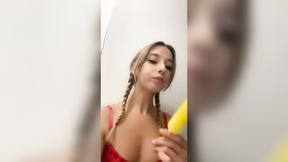 Teen succhia il ghiacciolo come un bel cazzo