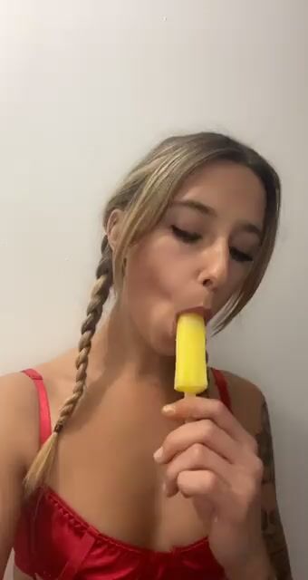 Teen succhia il ghiacciolo come un bel cazzo