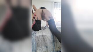 A pecorina in tacchi e autoreggenti