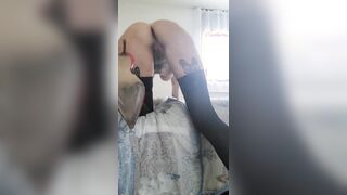 A pecorina in tacchi e autoreggenti