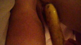 Anna si masturba con una banana