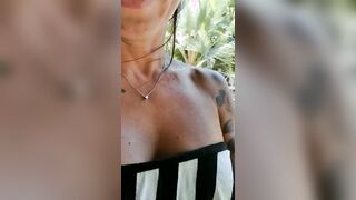 Milf italiana esibizionista in pubblico