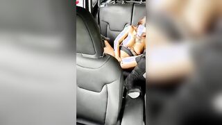 Giulia si sditalina in auto