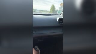 In macchina con lei che si fa palpare la fica