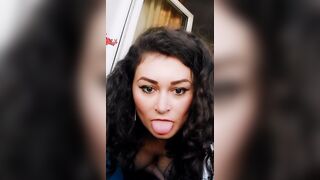 Ricciolina mora con bel culetto