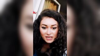 Ricciolina mora con bel culetto