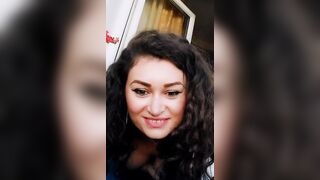 Ricciolina mora con bel culetto