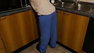 Moglie italiana scopata in cucina in piedi