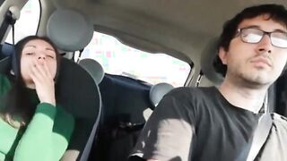 Ragazza italiana esibizionista si masturba in macchina