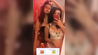 Martina con amica Instagram stories