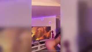 Audrey Martin sculetta e sballonzola le tettone Video Of