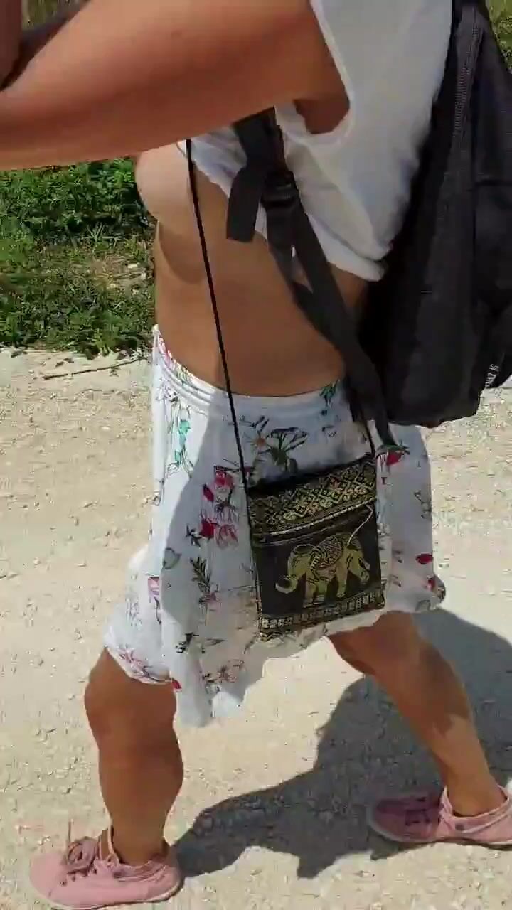Milf esibizionista in vacanza in Sicilia