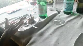Moglie si masturba al ristorante