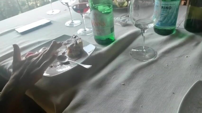 Moglie si masturba al ristorante