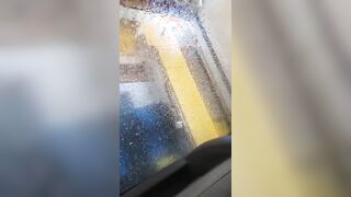 Esibizionista si sditalina all'autolavaggio