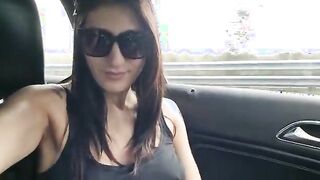 Ragazza italina flash tette in macchina