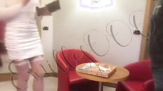 Moglie palpata dal portapizze