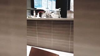 Upskirt al bar senza mutandine