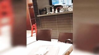 Upskirt al bar senza mutandine