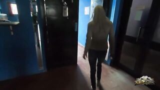 Lara De Santis scopata in un bagno pubblico