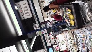 Milf fica al supermercato nuda sotto il vestito