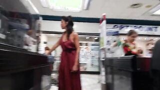 Milf fica al supermercato nuda sotto il vestito