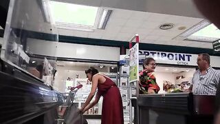 Milf fica al supermercato nuda sotto il vestito