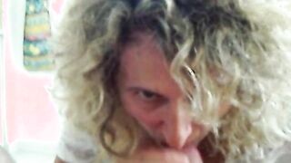 Moglie bionda porca succhia il cazzo al marito