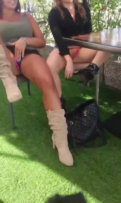 CHIUDETE STE GAMBE CHE C'E' IL NONNO - Esibizionismo al bar