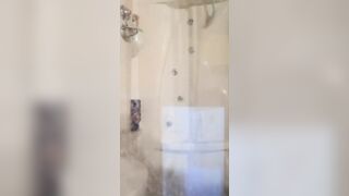 Moglie porca in doccia