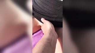 Milf zoccola si sditalina in spiaggia