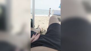 Mi tocca il cazzo in spiaggia e mi eccita